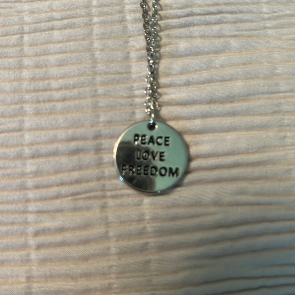 NWT Paparazzi Sliver‎ short “Peace Love Freedom” necklace